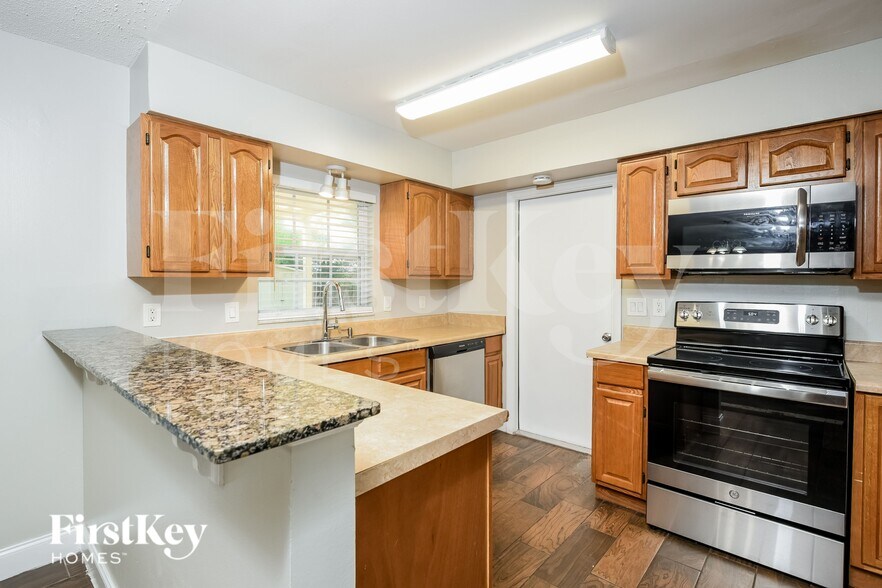 Building Photo - 585 Walden Ct