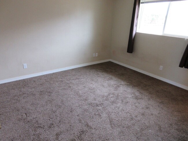 Building Photo - 4 bedroom 3 bathroom w/basement