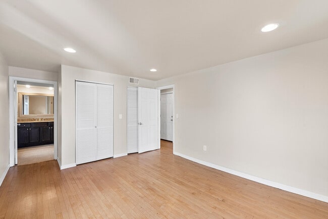 Building Photo - 1115 E Knapp St