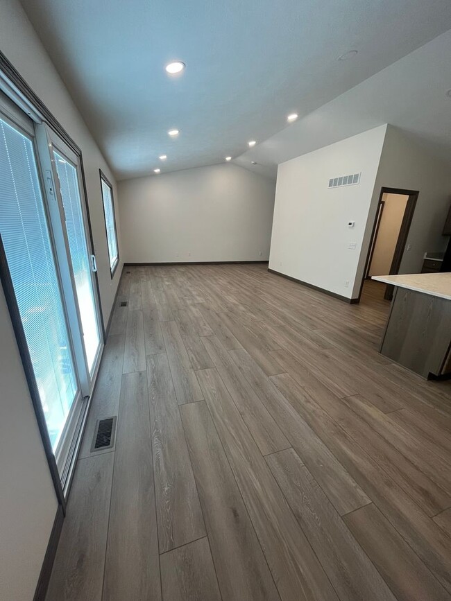 Building Photo - 785 Glory Dr