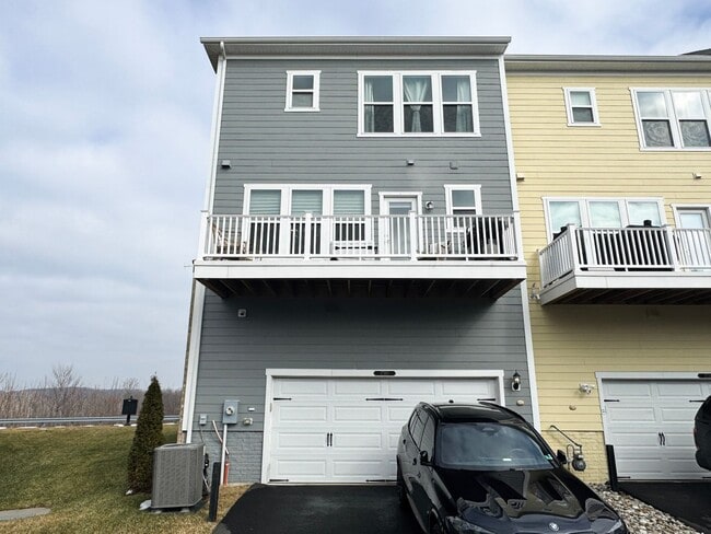 Building Photo - Fantastic 4 Bed 3.5 Bath End Unit Townhome In Potomac Shores Town Center