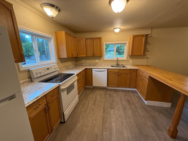 Building Photo - Large Lot 3Bd/2Ba in North Image!