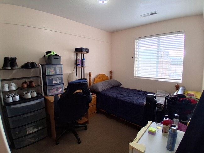 Building Photo - 654 E 700 N