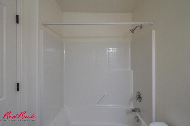 Building Photo - DOG-FRIENDLY 3 Bedroom Townhome with INTERNET INCLUDED!