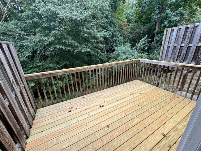 Building Photo - HUGE 3 Bed 3.5 Bath 3 Story Town Home, AVAILABLE NOW!