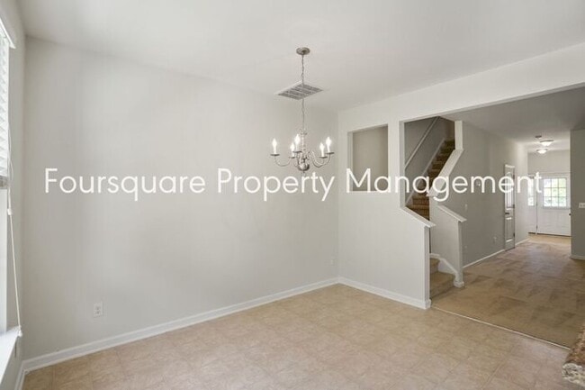 Building Photo - Townhome | Washer/ Dryer Included | Back P...