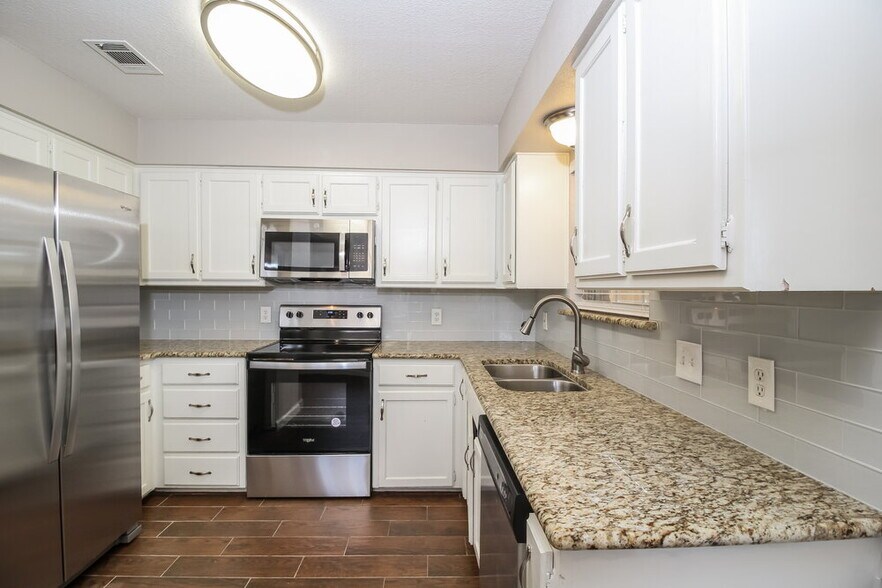 Building Photo - 2601 Valley View Dr