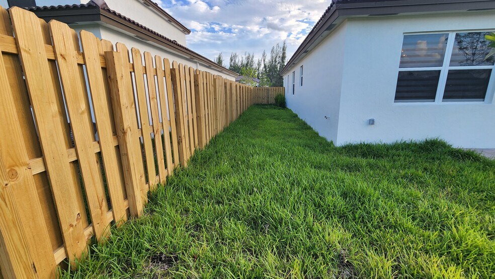 Building Photo - 2991 SE 23rd Ave