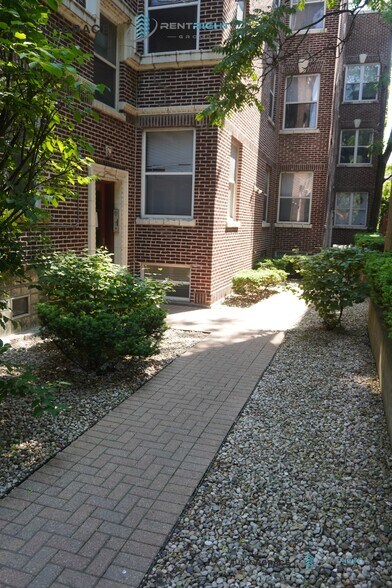 Building Photo - 6357 N Lakewood Ave