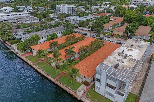 Building Photo - 2170 Bay Dr