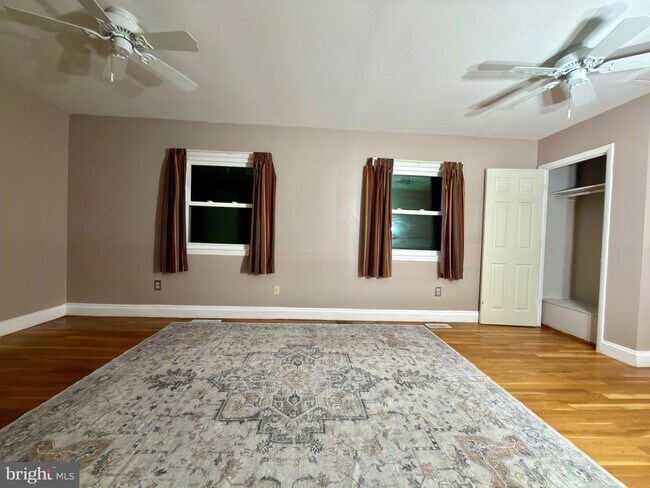 Building Photo - 905 W Poplar Rd