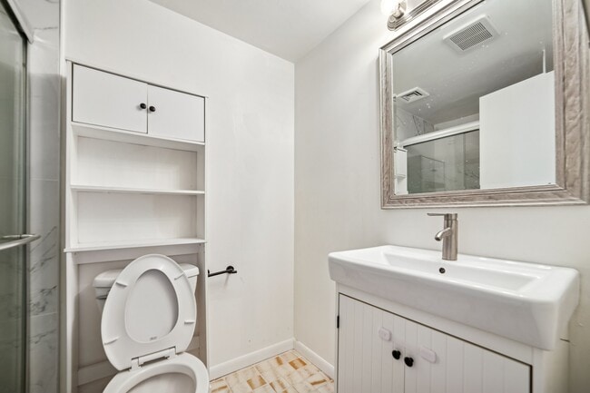 Building Photo - 1491 John St