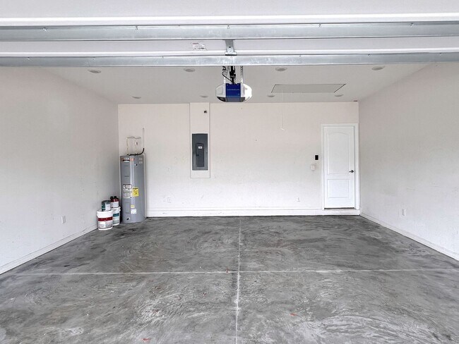 Building Photo - Four-Bedroom Home Near Lake Hartridge