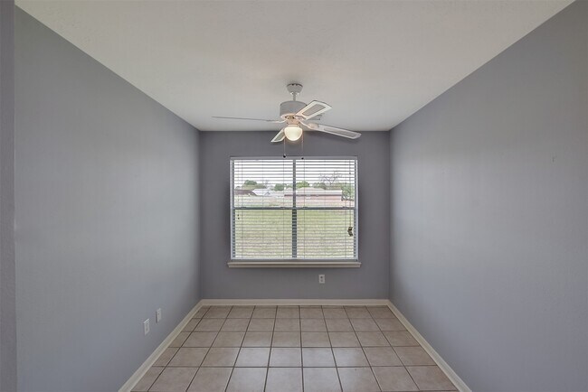 Building Photo - 855 Lake View Dr