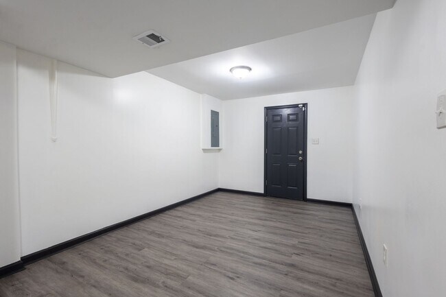 Building Photo - Amazing 5 BR/3 BA Single-Family Home in Te...