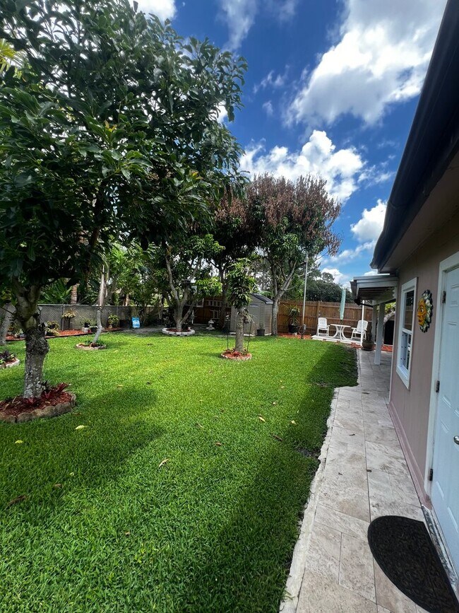 Building Photo - 3 BEDROOM 2 BATH CONVENIENTLY LOCATED WITH A TROPICAL OASIS IN THE BACK YARD!