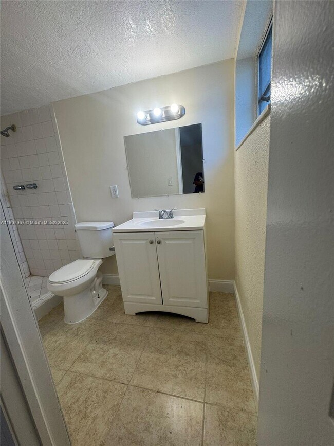 Building Photo - 15205 NE 6th Ave