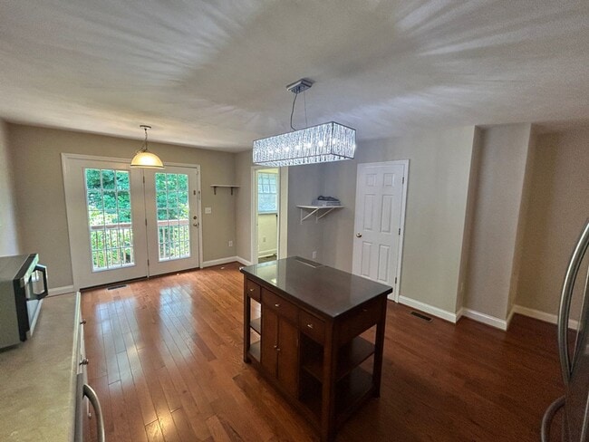 Building Photo - Like New Townhome in Old SW! Close to Cari...