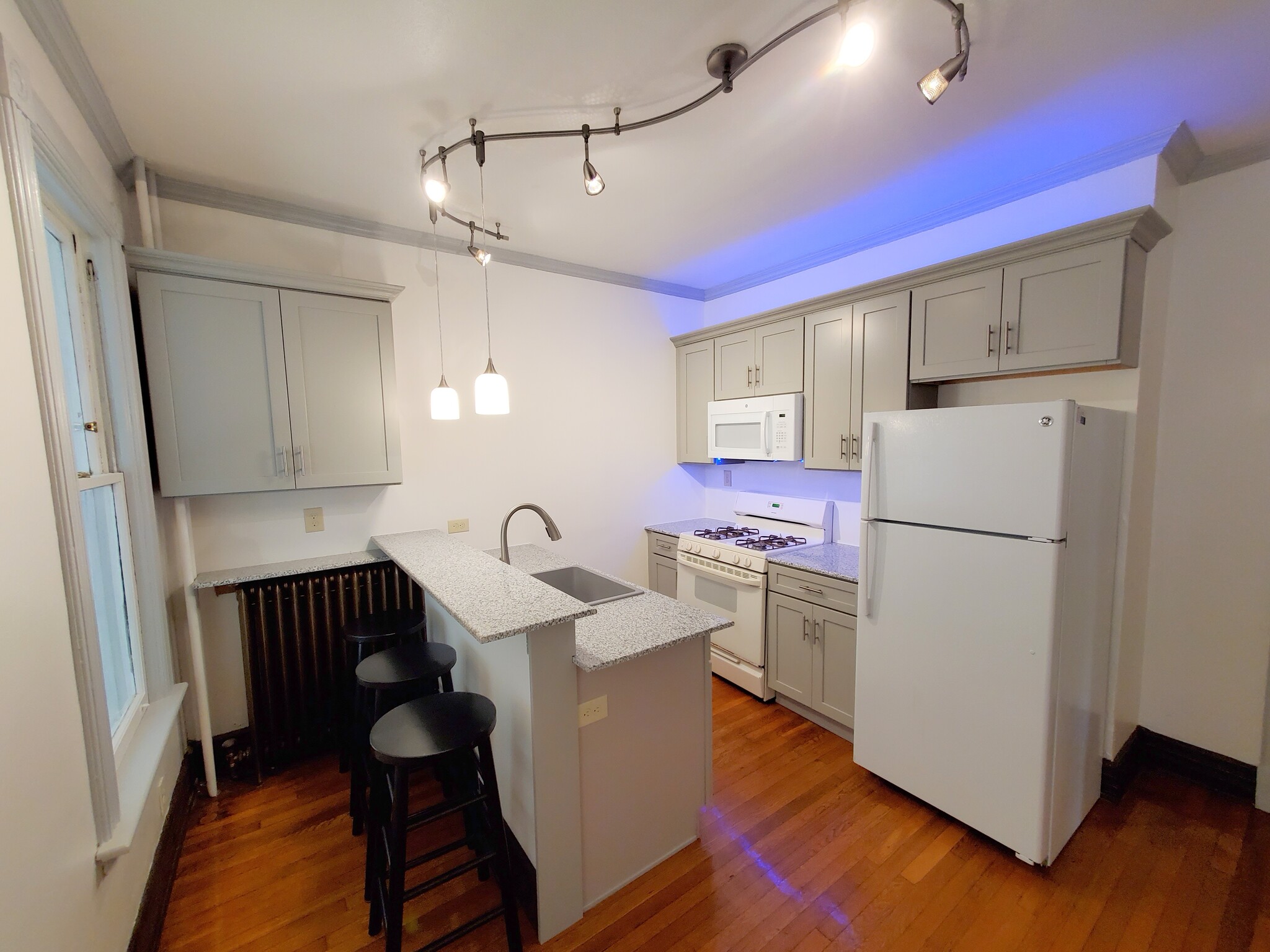 breakfast bar with stools - 534 Yates St