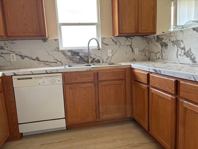 Building Photo - Darling apartment in mid town