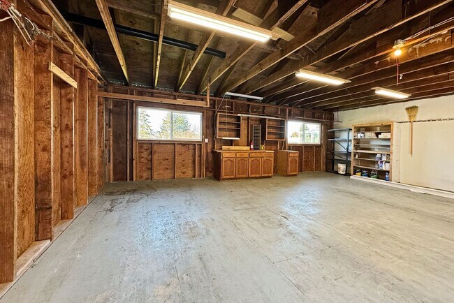 Building Photo - One Of A Kind Freeland Home with Two Seper...
