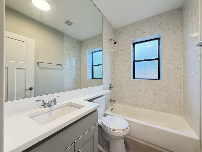 Building Photo - 1240 Oak Ave