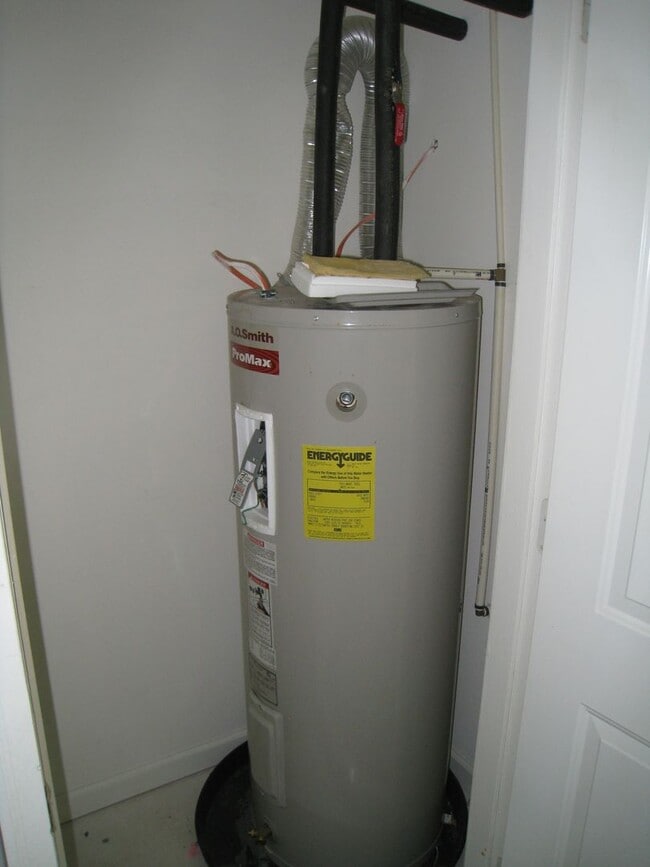 Building Photo - Cozy Condo