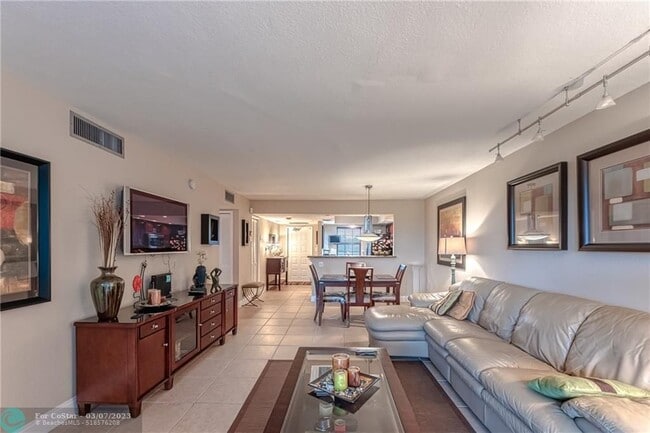 Building Photo - 3850 Oaks Clubhouse Dr