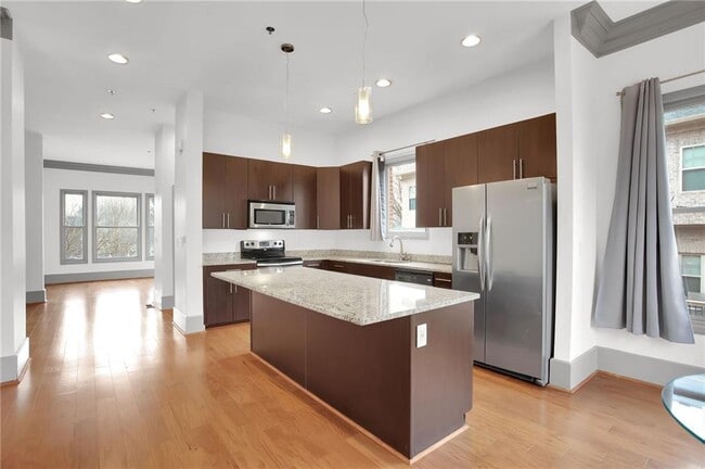 Building Photo - 745 Fountainhead Ln NE