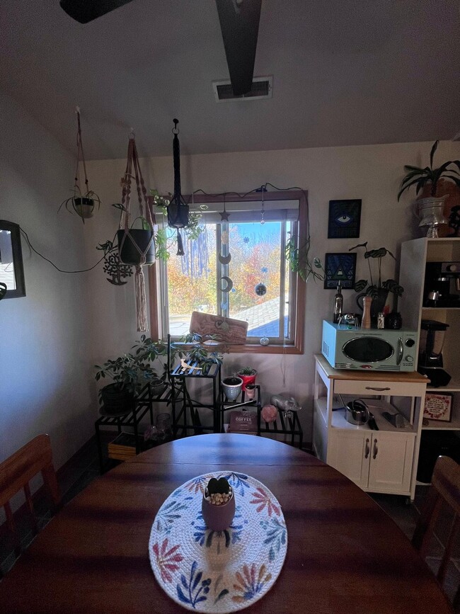 Dining area/front window - 1337 Carpenter St