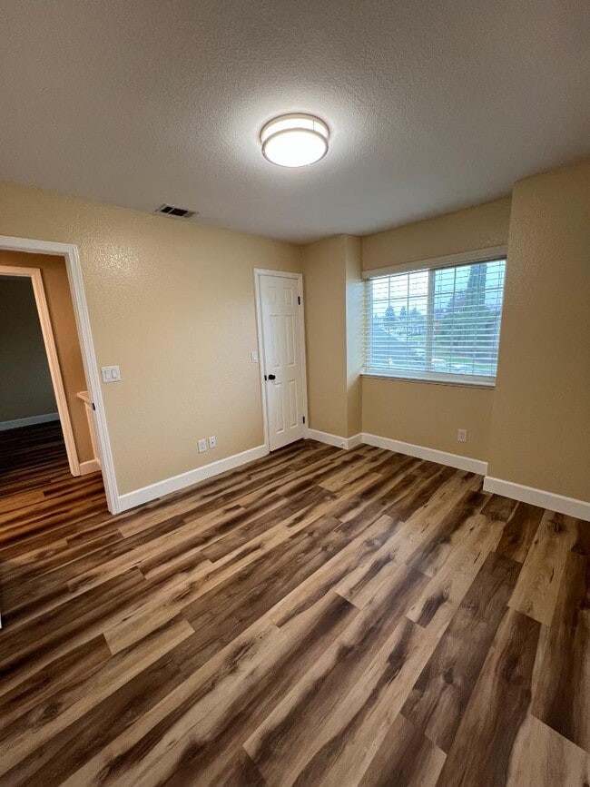 Building Photo - 827 Notre Dame Dr