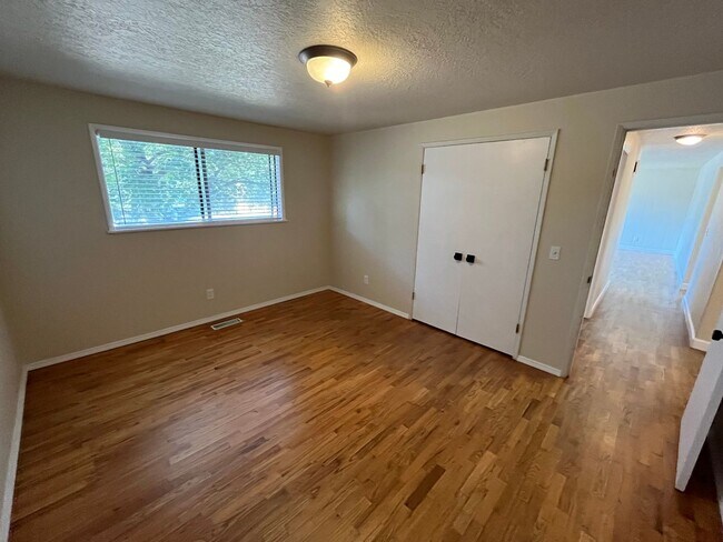 Building Photo - 1302 NE Dempsey Dr