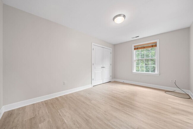 Building Photo - Spacious, Beautiful East Asheville Home