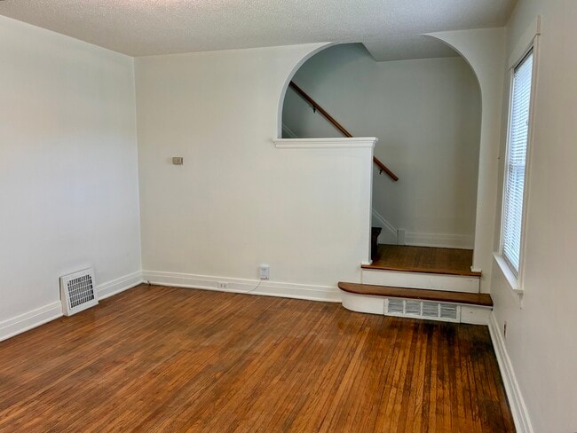 Building Photo - 254 Edward St