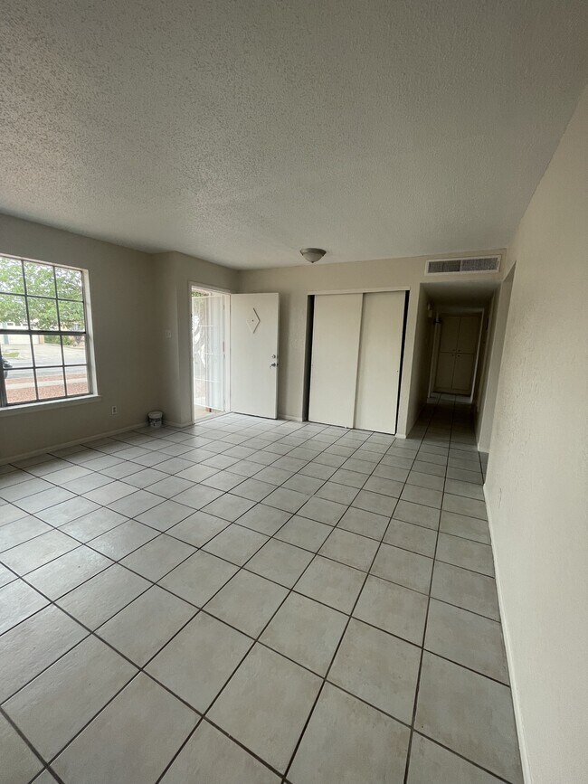 Building Photo - 10902 Bywood Dr