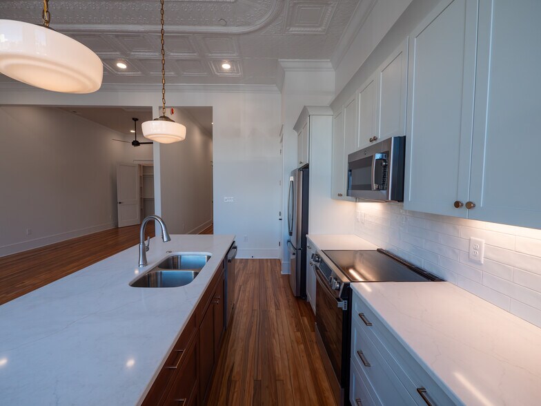 Building Photo - 121 N Main St