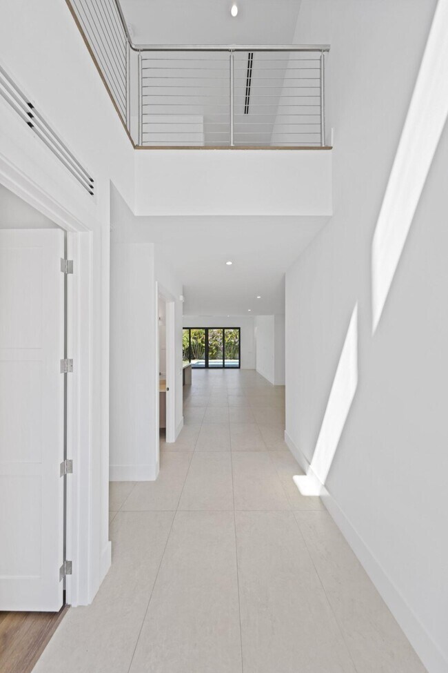 Building Photo - 655 Kingsbridge St