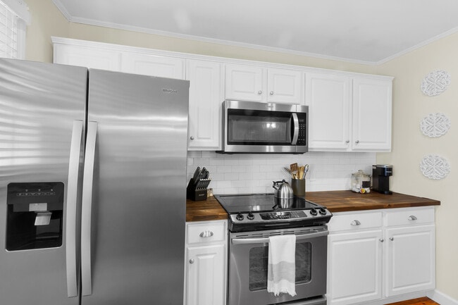 Building Photo - 604 9th St