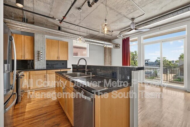 Building Photo - 3201 Shoshone St