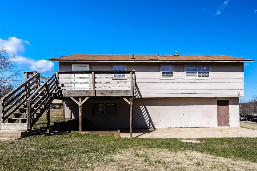 Building Photo - 909 Country View Dr NE