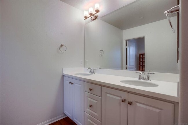 Building Photo - Modern 3-Bedroom, 3-Bath in Prime North Co...