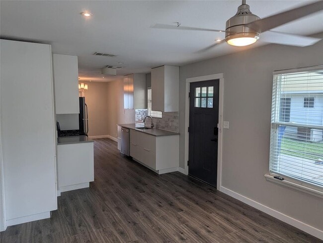 Building Photo - 5806 Glenhollow Path