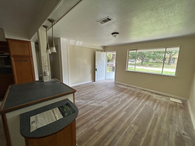 Building Photo - 3 Bedroom and 2 bathroom home