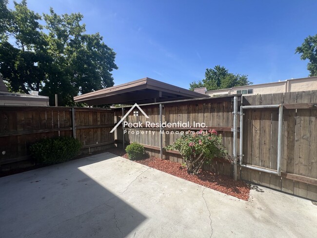 Building Photo - Spacious Carmichael 2bd/2.5ba Townhouse wi...