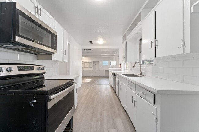 Building Photo - Welcome to a Home Full of Character and Co...