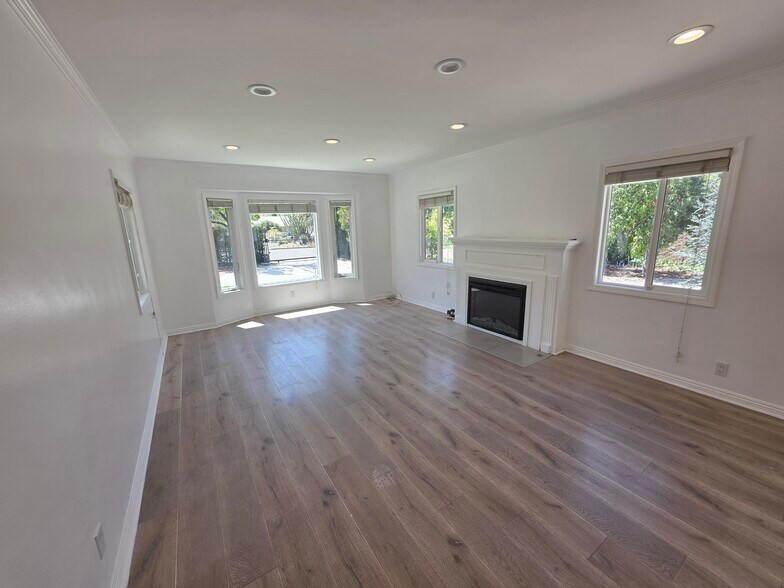 Building Photo - 9805 La Tuna Canyon Rd