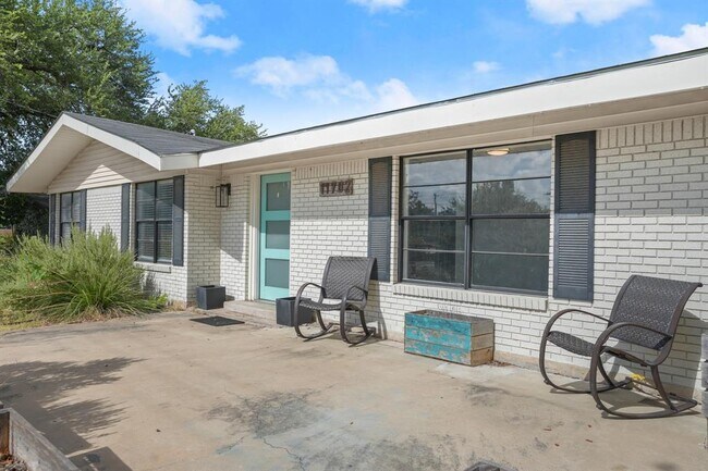 Building Photo - 11702 Oak Trail