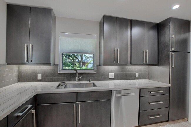 Building Photo - 88 SW 10th Dr