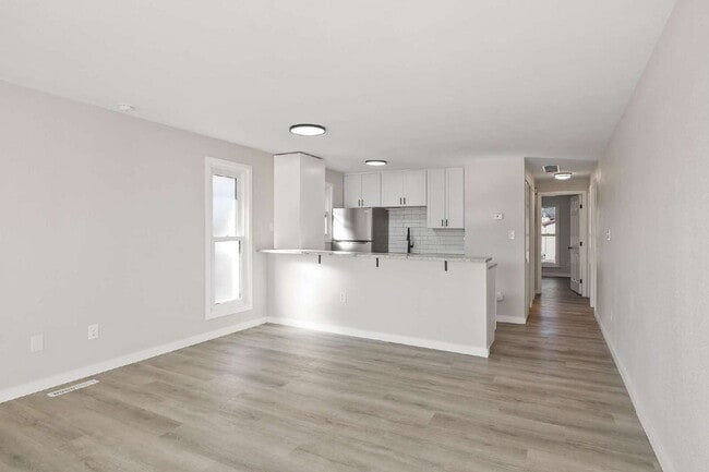 Building Photo - 2-Bedroom Gem with Granite Countertops