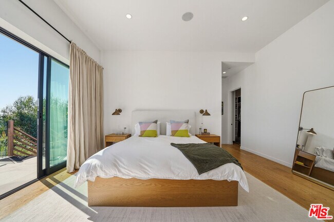 Building Photo - 8242 Hillside Ave